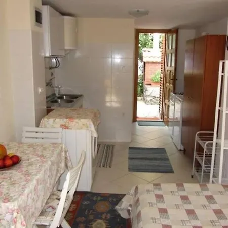 Studio Yasmin, 50 M From The Beach And Promenade Apartment