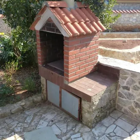 Yasmin, 50 M From The And Promenade Apartment Vantacici