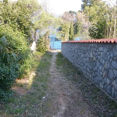 Apartment Yasmin, 50 M From The And Promenade Vantacici